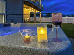 YOUR PRIVATE HOT-TUB RETREAT IN WALLA WALLA WINE COUNTRY - Image 2
