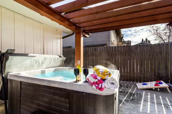 4 King Suites · 2 Kitchens · Hot Tub & Fireplace - Image 1