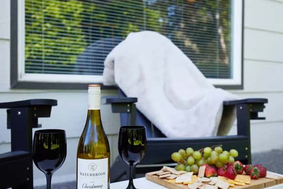 Walk to WWU · King suite, wine country - Image 1