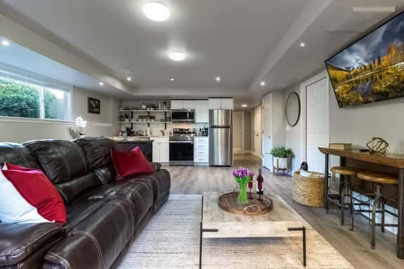 King Suite · Full Kitchen, Laundry · Walk to WWU - Image 1