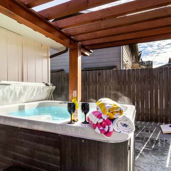 4 King Suites · 2 Kitchens · Hot Tub & Fireplace - Image 1