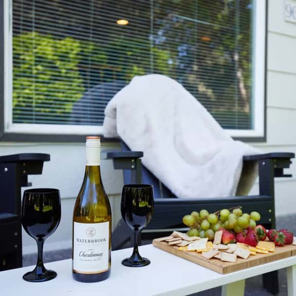 Walk to WWU · King suite, wine country - Image 1